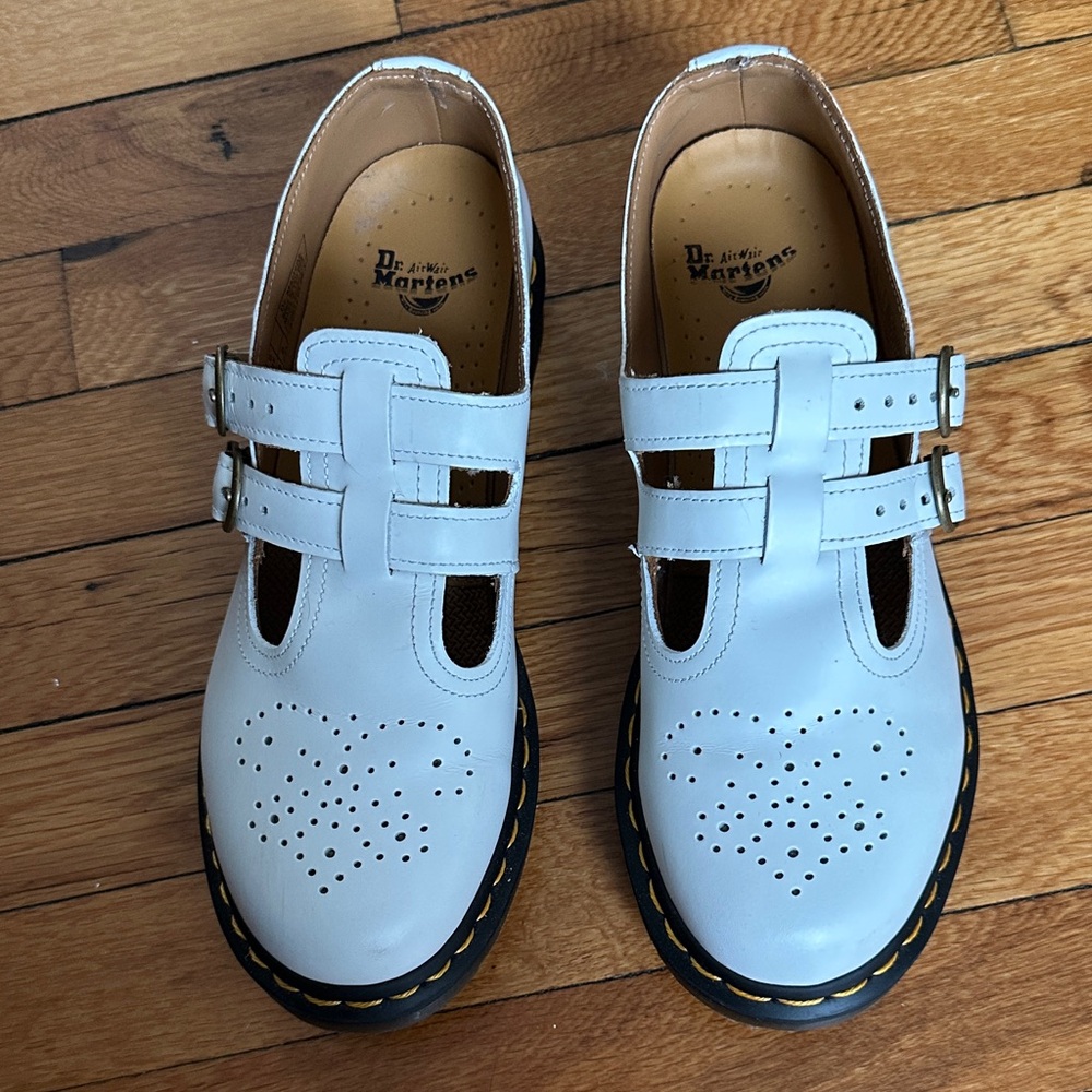 Dr. Martens White Heart Mary Jane’s size 8/39
